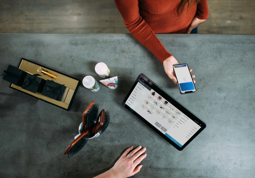 Customer checking out at the counter using iPhone tap pay